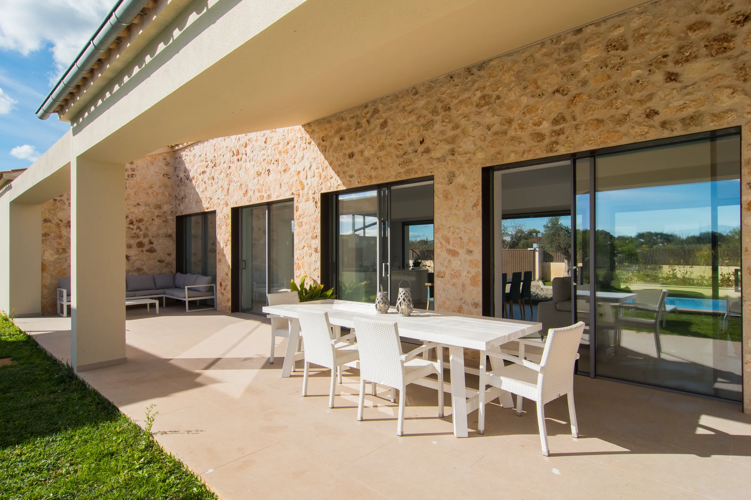 Grandes correderas integradas en una vivienda de Mallorca