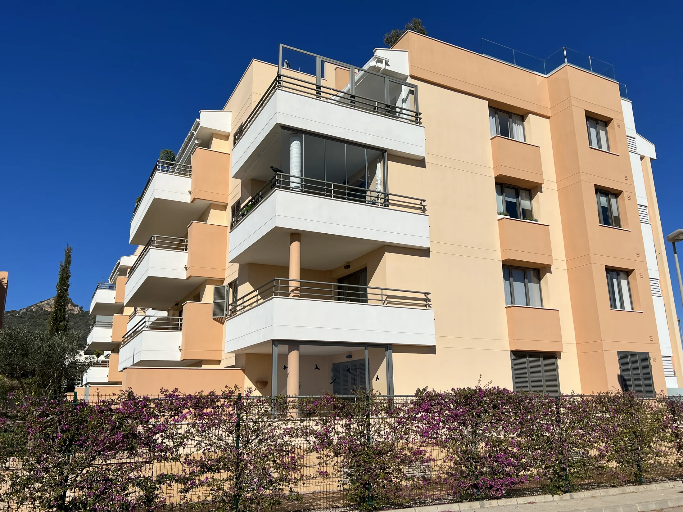 Edificio plurifamiliar con soluciones de cerramiento